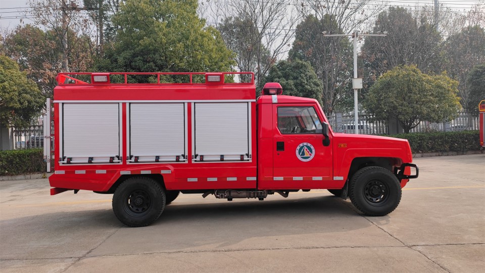 勇士四驅(qū)器材消防車